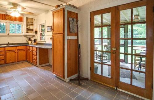 Harbert Cottage with Fire Pit Half Mile to Beach! - Foto 7