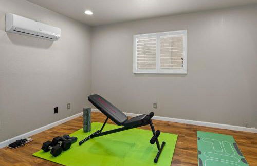 French Country Charm with Pool and Mountain Views - Foto 51