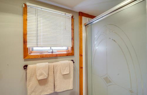 Near Lake and Trails Rustic Newland Cabin with Deck! - Foto 16