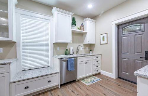 The Queen Place - Updated-Private Backyard - Foto 17