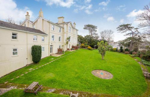 Cosy Flat in Victorian Villa- Parking & Garden - Photo 8