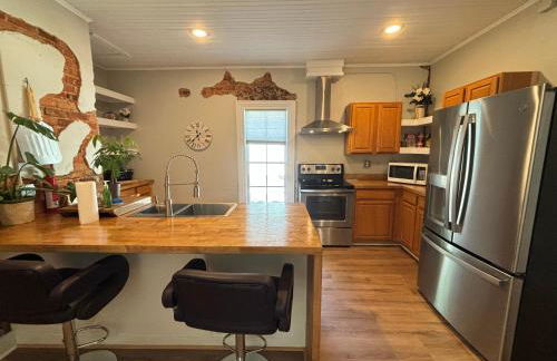 1920 Brick House-Hot Tub-Outdoor Brickoven Pizza-Pets-Breweries - Foto 43