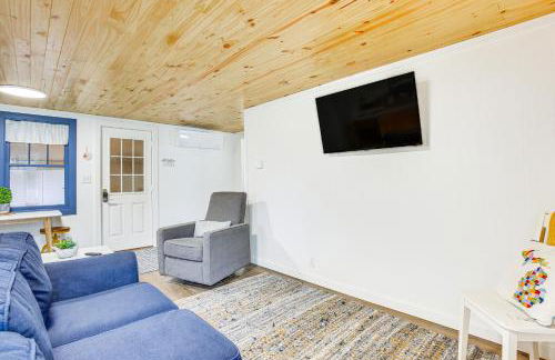 Cozy Wellston Cabin - Walk to Crystal Lake! - Foto 6