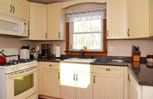 Berkshire Vacation Rentals: Peaceful Post and Beam Loft Sleeps 9 - Foto 7