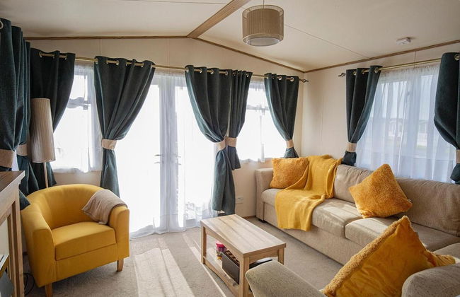 Stunning 2 Bed Chalet in Silversands Lossiemouth - Photo 1