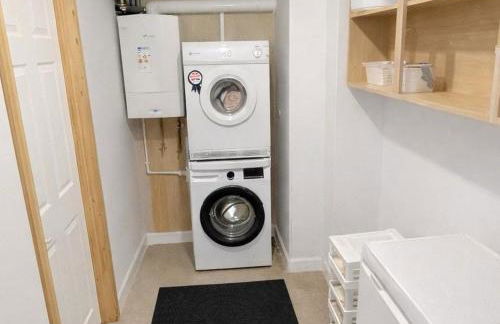 NEW! Large 4BR home by Shirestone Property, Driveway Parking, Near M40, Wifi - Photo 13