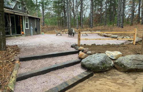 Cabin in the woods with fire pit and porch - Foto 8