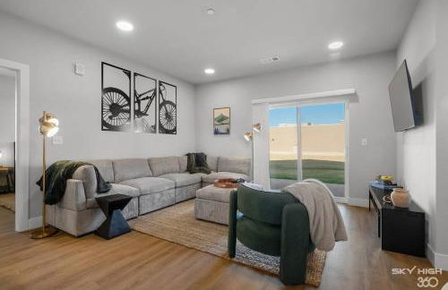 Deluxe 2BR Near Amp, Culture & Walmart wPool - Photo 13