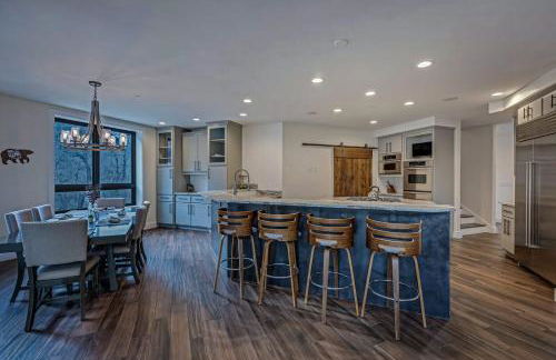 Cozy mountain home w riverfront patio - Foto 43