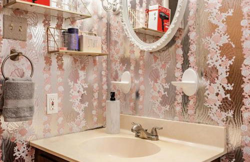 3BR Home - Free Parking-WiFi Kitchen Laundry-Kids Friendly-Near DC & Downtown & Metro-Patio & Deck - Foto 27