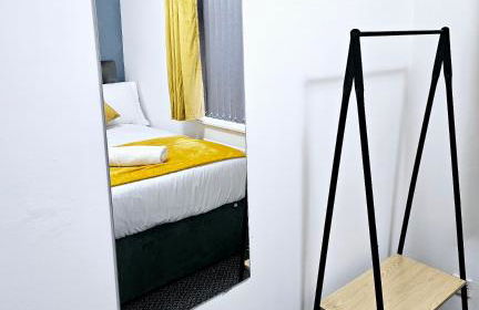 LushStay Telford - Families, Contractors & Group of Friends, long term stay - Photo 9