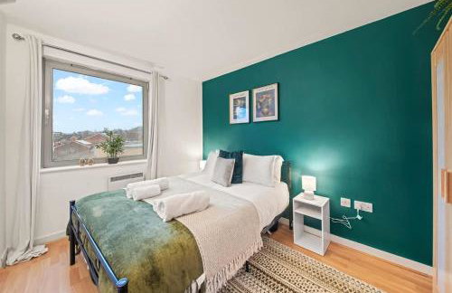 Modern 2 Bed Apartment in Greenwich, 24h Free Parking, Great for Business & Contractors, Sleeps 6 - Photo 1