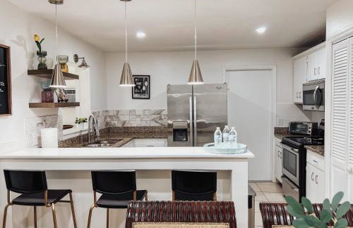 Blisscapade Pool Movie Theater Games Backyard - Foto 3