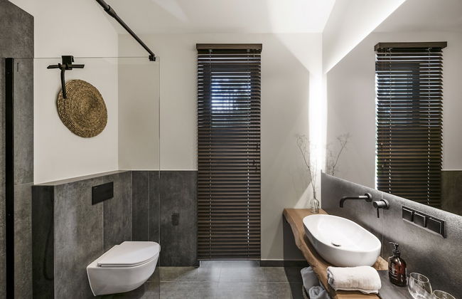 The Lake. Unique Waterfront Villa - Photo 4