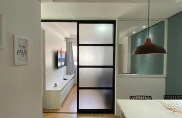 101- Lindo Apartamento Amplo e decorado, 2 quartos, sala, cozinha completa, mobiliario moderno, lavanderia , Excelente localização no bairro Bigorrilho - Photo 9