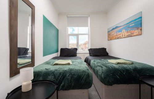 Three Bedroom House by Brookland Stays Serviced Accommodation Short Lets Manchester with Free WiFi - Foto 9