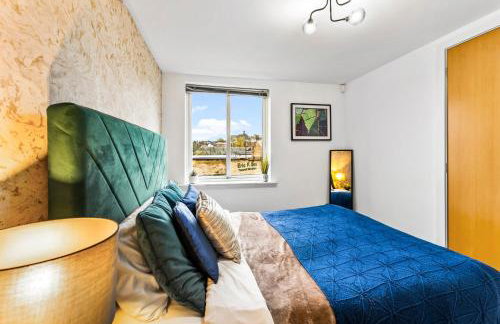 30 percent off! Stylish 2 Bed 2 Bath Abode with Parking - Foto 11