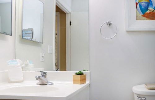 Woofs and Waves by Pristine Properties Vacation Rentals - Foto 78