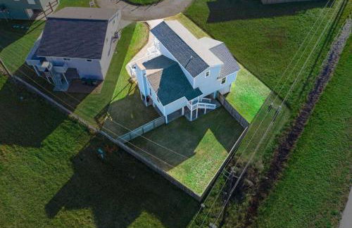 Stunning beach house with ocean views and large deck, just steps from the beach - Foto 32