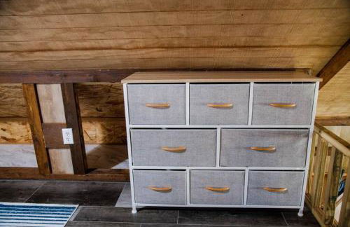 Rustic Chic Alabama Cabin w Loft Fire Pit Pet Friendly Fenced Yard Lake Guntersville - Coco Chateau - Foto 41