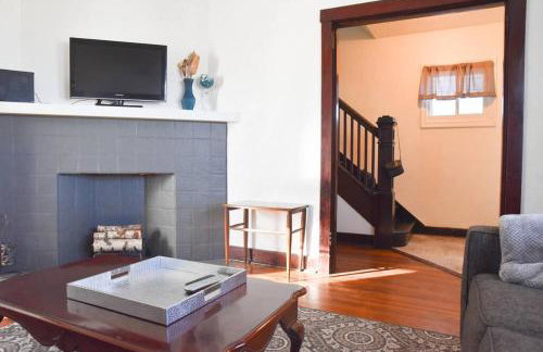 Beautiful 3 Bedroom Home Cozy Front and Back Porch - Foto 4