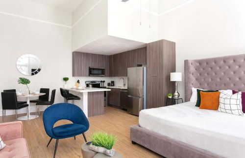 Bright 2BR Loft Sleeps 7 with Full Kitchen and Fast WiFi - Foto 7