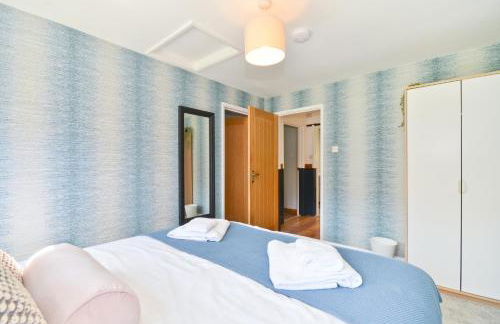 Adgestone Villa - A Luxurious Countryside Escape with Heated Pool, Near Sandown Beach, Dog Friendly in Rural Sandown - Perfect Getaway for Family & Friends - Photo 39