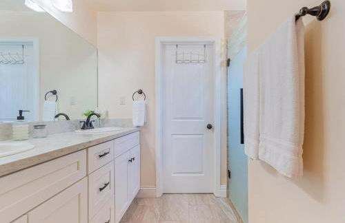 King Bed - Hot Tub, 3 Queens, Home away from home - Foto 3