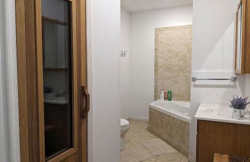 Cheerful 4Br Water View Lakehouse with Dock & More - Foto 16