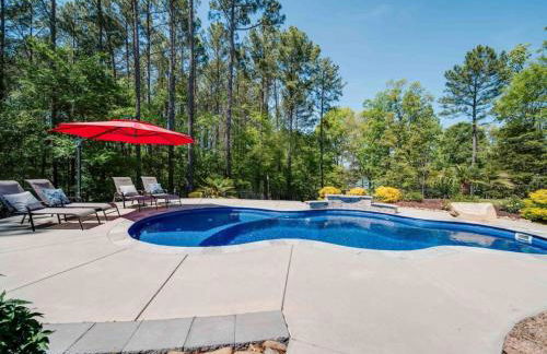 5BR Farmhouse Lake Retreat Pool Hot Tub Theater - Foto 16