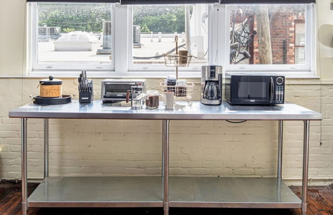 High-design Loft on Historic Alley Park Free - Photo 17