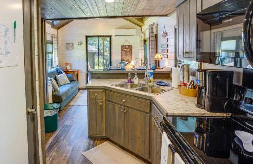 Mayfield Tiny Home with Porch, Walk to Beaches! - Foto 8