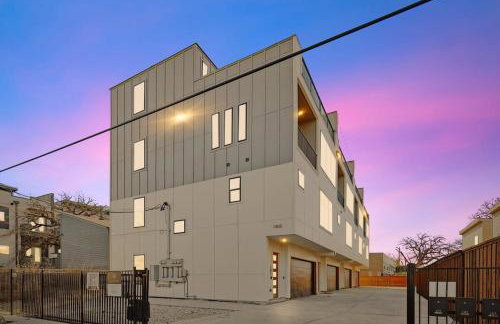 3-BD Luxury Living w Rooftop Garden Views - Photo 33