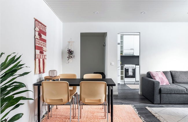 Bright 1BR Apartment next to the Beach - Photo 8