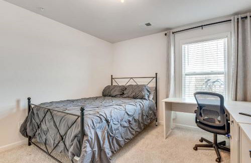 Near ATL! Spacious Townhome with Patio and WFH Setup - Foto 22