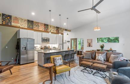 Peaceful Treehouse-Style Stay with Sauna Fire Pit Forest Views Near the Coast The Treehouse by AvantStay - Foto 13