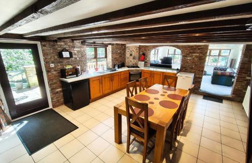 Stunning 2 Bedroom Guest House with Hot Tub - Photo 3