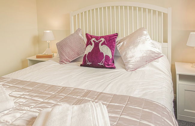 Central 2 Bed House w/ Garden and Free Parking! - Photo 35