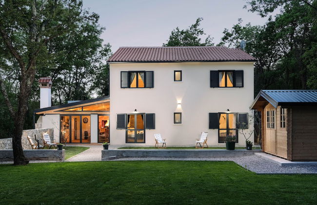 Villa PORTUM - Where Serenity & Comfort meet, Luxurious Woodland Retreat with Private Heated Pool & Amenities - Foto 1