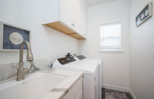 Game Room! Rooftop Deck! Sleeps 11 - Photo 29