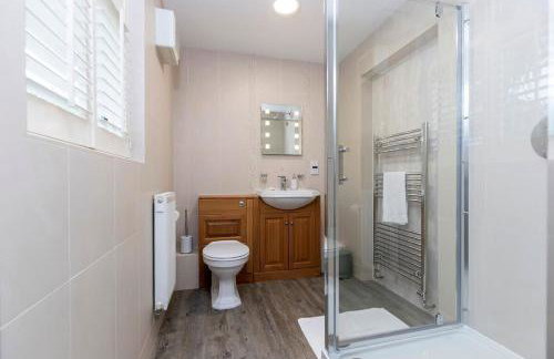 Hot Tub Free Parking 5 Bedroom Large Space - Photo 26