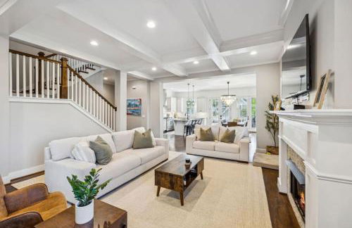 Walk to 12 South and Restaurants with Garage and Golf Simulator - Foto 1