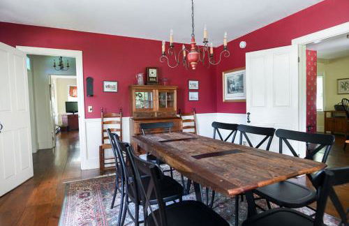 1820 House - VT Charm + Modern Comforts + Hot Tub - Foto 11