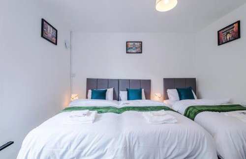 Spacious 5 bedroom house near Leeds City Centre sleeps 12 suits contractors with free parking - Foto 31