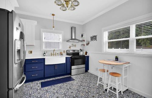 Hot tub- 80's Arcade- Pool table- Historic Downtown- 7 car parking - Foto 26