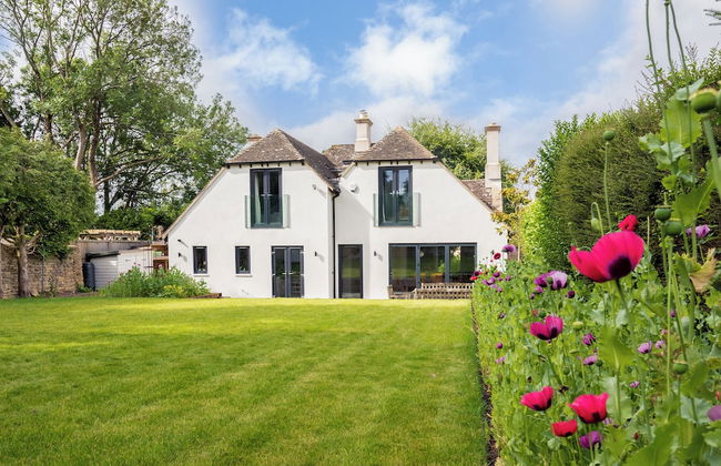 Stunning 5 Bed in the Centre of Bourton - Photo 37