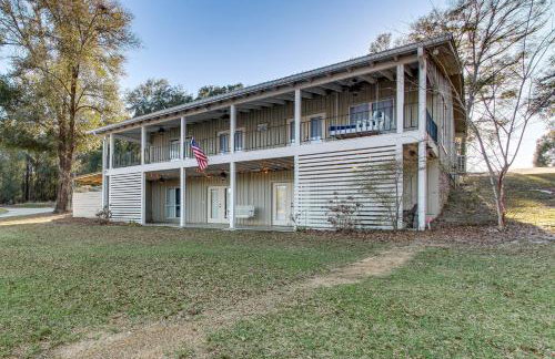 Tranquil Gantt Lake Home w/ Deck & Patio! - Foto 2