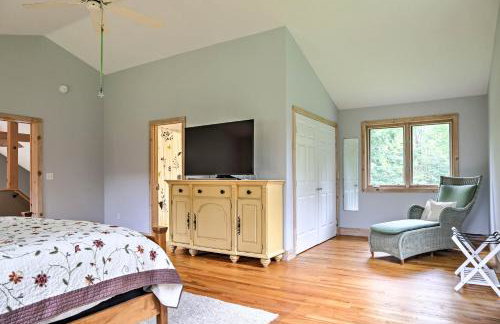 Berkshires Home on 11 Acres with Pond and 2 Fire Pits! - Foto 16