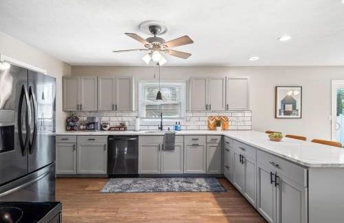 Vermilion Retreat with Game Room, Hot Tub and Across from Community Pool - Foto 15