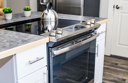 Couples Getaway | Walk to Unc | Free Cruiser Bikes - Foto 14